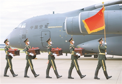 9月2日，在韓國仁川國際機場，中國人民解放軍禮兵護送烈士棺槨登上解放軍空軍專機。新華社記者 王婧嬙 攝