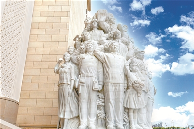 圖為中國共產黨歷史展覽館主題雕塑作品《信仰》。這組群像雕塑以標志性的歷史事件、人物和成就等為背景元素，形象再現了中國共產黨員莊嚴宣誓的場景。 （圖片來源：人民視覺）
