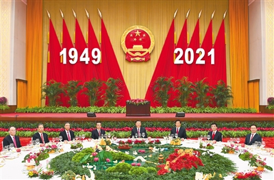 9月30日晚，國務(wù)院在北京人民大會(huì)堂舉行國慶招待會(huì)，熱烈慶祝中華人民共和國成立72周年。習(xí)近平、李克強(qiáng)、栗戰(zhàn)書、汪洋、王滬寧、趙樂際、韓正、王岐山等黨和國家領(lǐng)導(dǎo)人與中外人士歡聚一堂，共慶共和國華誕。 新華社記者 謝環(huán)馳 攝