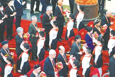 慶祝中國共產(chǎn)黨成立100周年“七一勛章”頒授儀式在北京人民大會堂金色大廳隆重舉行。圖為少先隊(duì)員向勛章獲得者獻(xiàn)花，敬禮致意。 新華社記者 高潔 攝