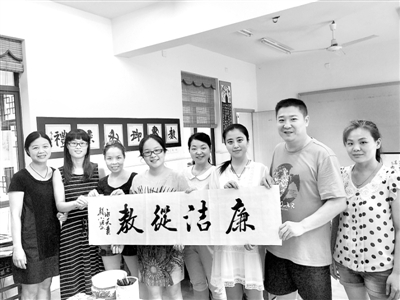 9月2日，該區(qū)永天實(shí)驗(yàn)學(xué)校的教師展示“廉潔從教 文明過(guò)節(jié)”活動(dòng)中創(chuàng)作的書法作品。