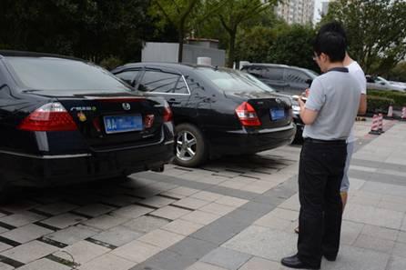 湖南省紀(jì)委檢查組工作人員在長沙市某高檔酒店停車坪檢查公車私用情況