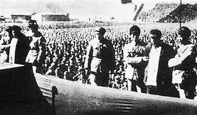 1950年底，全國大部分地方黨組織都建立了紀(jì)委。圖為1951年，“三反”“五反”運(yùn)動(dòng)中，河北公審劉青山、張子善