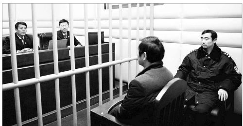 圖為反貪局辦案人員依法訊問犯罪嫌疑人。于松平/攝
