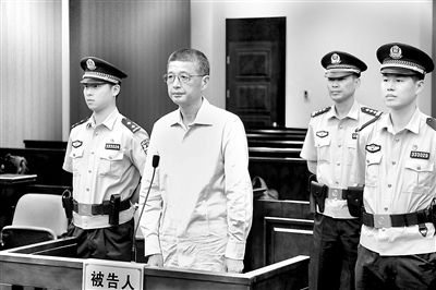 吳水霖，浙江省湖州市政協(xié)原主席，曾任湖州經(jīng)濟(jì)技術(shù)開發(fā)區(qū)黨委書記，湖州市委常委、副市長(zhǎng)、市委政法委書記等職務(wù)。2018年10月，因涉嫌嚴(yán)重違紀(jì)違法被立案審查調(diào)查；2019年7月11日，因犯受賄罪，一審被判處有期徒刑7年，并處罰金人民幣30萬元。圖為溫州市中級(jí)人民法院一審公開宣判現(xiàn)場(chǎng)。唐克龍 攝