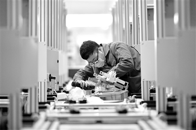 “政府服務(wù)‘跑在前’，企業(yè)復(fù)工‘醒得快’?！标兾魇∠剃柺袑彆r度勢，實(shí)施激勵政策，幫助外地員工迅速返回企業(yè)復(fù)工。在得到政府保障企業(yè)用工和防疫的政策支持后，咸陽市的企業(yè)復(fù)工迅速提速。圖為近日，工人在位于咸陽的正泰智能電氣西北產(chǎn)業(yè)園工作。 新華社記者 張博文 攝