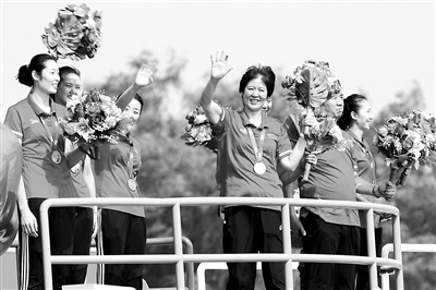 ▶2019年10月1日上午，慶祝中華人民共和國成立70周年大會在北京天安門廣場隆重舉行。這是群眾游行中的“祖國萬歲”方陣。（資料圖片）