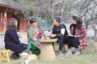 云南省大理白族自治州大理市鳳儀鎮(zhèn)紀(jì)檢監(jiān)察干部走村入戶對惠民惠農(nóng)“一卡通”發(fā)放、管理和使用中存在的違紀(jì)違法問題進(jìn)行大走訪、大排查，確?；菝窕蒉r(nóng)財政補貼資金發(fā)放到位。  楊志福 攝