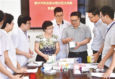 近年來，福建省泉州市改革傳統(tǒng)藥品采購模式，建立由268家醫(yī)保定點醫(yī)療機構(gòu)組成的泉州市陽光藥采聯(lián)盟。圖為泉州市陽光藥采聯(lián)盟召集專家對部分藥品進行遴選審議。新華社記者 魏培全 攝