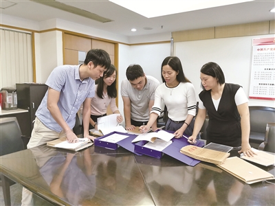 在查辦受賄行賄案件過程中，廣東省佛山市順德區(qū)紀委監(jiān)委注重及時總結經(jīng)驗，推動以案促改。圖為該區(qū)紀委監(jiān)委工作人員在分析一起行賄案件案情。（佛山市順德區(qū)紀委監(jiān)委供圖）