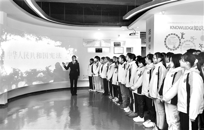 圖為2020年12月4日，四川省南充市蓬安二中的學(xué)生在該縣青少年法治教育基地近距離接觸和感受法律文化。（圖片來(lái)源：視覺(jué)中國(guó)）