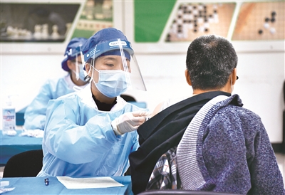 截至目前，北京市新冠疫苗接種人數(shù)突破100萬。圖為近日，在北京市海淀區(qū)學(xué)院路街道的一處新冠疫苗接種點(diǎn)，醫(yī)務(wù)人員為接種人員接種新冠疫苗。新華社記者 任超 攝
