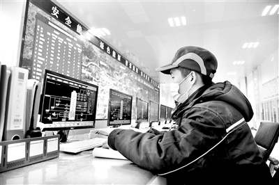 為應(yīng)對(duì)罕見低溫天氣，山東省濟(jì)南能源集團(tuán)供熱企業(yè)利用“智慧供熱”系統(tǒng)24小時(shí)對(duì)轄區(qū)供熱情況進(jìn)行監(jiān)控，保障居民安全溫暖過冬。圖為1月6日，濟(jì)南能源集團(tuán)所屬濟(jì)南熱電臘山分公司工作人員通過“智慧供熱”系統(tǒng)對(duì)轄區(qū)供熱和供熱設(shè)備運(yùn)行等情況進(jìn)行監(jiān)控。  新華社記者 王凱 攝