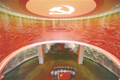 嘉興南湖是中國(guó)共產(chǎn)黨的誕生地，南湖上輕舟一葉，開啟了駛向理想的航路。今日的南湖革命紀(jì)念館參觀者絡(luò)繹不絕，瞻仰紅船感受革命前輩追尋理想的腳步。（資料圖片）