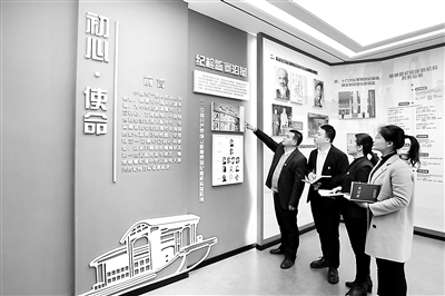 近日，河南省襄城縣紀(jì)委監(jiān)委黨員干部來到黨建展示廳，聆聽革命歷史，追尋光輝足跡，從黨史中汲取智慧和力量。 魏永濤 攝