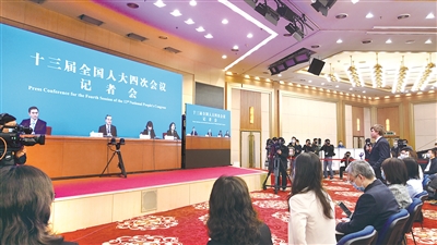 3月7日下午，十三屆全國人大四次會議舉行記者會，國務委員兼外交部長王毅就“中國外交政策和對外關(guān)系”相關(guān)問題回答中外記者提問。圖為記者在位于梅地亞新聞中心的分會場提問。本報記者 瞿芃 攝