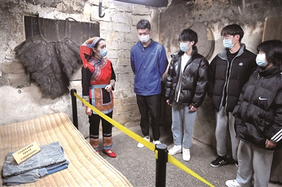 圖為游客在湖南省汝城縣沙洲瑤族村“半條被子”故事發(fā)生地舊址參觀。新華社記者 陳澤國 攝