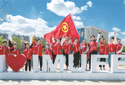 內(nèi)蒙古自治區(qū)團委舉行以“青春向黨 奮斗強國”為主題的五四青年節(jié)紀(jì)念活動，通過組織團員青年參觀紅色文化展覽，聆聽老戰(zhàn)士講革命故事，開展志愿服務(wù)等方式，引導(dǎo)廣大團員青年傳承紅色基因，讓青春之光照亮奮進(jìn)之路。 （圖片來源：視覺中國）