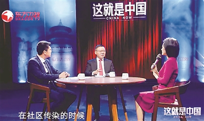 在《這就是中國》第100期節(jié)目中，張維為（中）闡述如何講好中國故事。（視頻截圖）