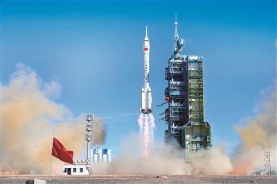 2021年6月17日上午9時22分，酒泉衛(wèi)星發(fā)射中心，隨著高達(dá)20層樓的長征二號F遙十二運載火箭刺破蒼穹的轟鳴，以聶海勝為首的三名中國航天員搭乘神舟十二號載人飛船，開始奔赴中國空間站天和核心艙的旅程。 （圖片來源：視覺中國）