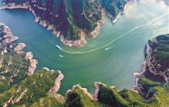 砥柱人間是此峰 以習(xí)近平同志為核心的黨中央引領(lǐng)億萬人民走向民族復(fù)興紀(jì)實(shí) 新華社記者