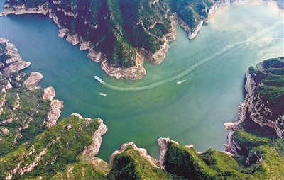圖為在河南濟(jì)源拍攝的“黃河三峽”景色（無人機(jī)照片）。在黃河河南段，沿黃各地生態(tài)廊道建設(shè)如火如荼，黃河母親梳洗舊顏，披上“綠裳”。新華社記者 郝源 攝