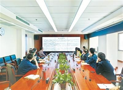 圖為桑林案件聯(lián)合專(zhuān)案組成員正在學(xué)習(xí)廣告監(jiān)測(cè)監(jiān)管流程并分析該項(xiàng)工作可能存在的廉政風(fēng)險(xiǎn)及管理漏洞。 張薔 攝