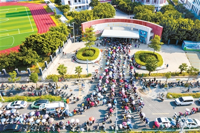 居民在廈門市同安區(qū)西柯鎮(zhèn)洪塘頭小學(xué)有序排隊等待核酸檢測。 （圖片來源：視覺中國）