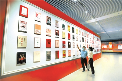 圖為近日觀眾在國家圖書館觀看展出的不同版本的《共產(chǎn)黨宣言》。此次《共產(chǎn)黨宣言》專題展展出中文、德文、俄文、英文、法文等55種語言的《共產(chǎn)黨宣言》版本達(dá)306種，其中中文版本共78種。 （圖片來源：人民視覺）