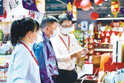 浙江省杭州市拱墅區(qū)紀(jì)委監(jiān)委近日依托“室組地”聯(lián)動機(jī)制，由區(qū)紀(jì)委監(jiān)委牽頭，各街道紀(jì)工委、派駐（出）機(jī)構(gòu)組成正風(fēng)肅紀(jì)檢查組，對易發(fā)多發(fā)的違規(guī)吃喝等“節(jié)日病”進(jìn)行察訪，嚴(yán)防“四風(fēng)”隱形變異、反彈回潮。圖為檢查組在大型超市了解相關(guān)情況。邵佳 攝