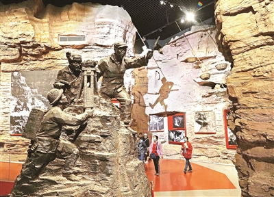 圖為觀眾在河南省林州市紅旗渠紀(jì)念館參觀，學(xué)習(xí)勞動精神。石藝媛 攝