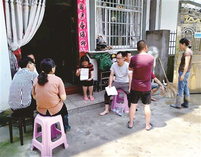 圖②：2019年8月10日，安徽省績溪縣荊州鄉(xiāng)原紀(jì)委書記李夏在抗擊臺風(fēng)時臨危受命，在轉(zhuǎn)移群眾過程中突遇山體塌方，以身殉職，年僅33歲。圖為李夏生前光著腳在群眾家門口核對災(zāi)情。汪夏寅 攝