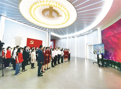 圖為7月1日上午，上海中共一大紀(jì)念館工作人員集中收看慶祝中國共產(chǎn)黨成立100周年大會(huì)直播。姜永斌 攝