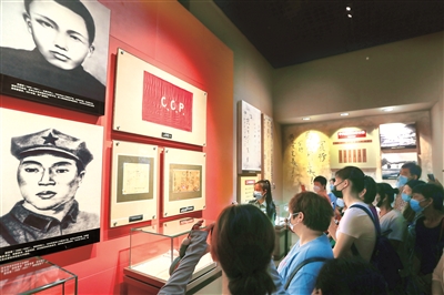 圖為7月1日，游客在江西井岡山革命博物館參觀展覽。劉力鑫 攝