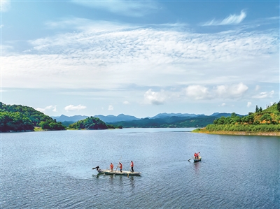 在浙江省杭州市淳安縣千島湖，當(dāng)?shù)匕l(fā)揮護(hù)水志愿者作用，從政府治水向全民治水轉(zhuǎn)變，營(yíng)造全民參與、全民共享的護(hù)水氛圍。圖為該縣汾口鎮(zhèn)護(hù)水志愿者在湖面巡查，打撈漂浮物，保持水體清潔。余紹銀 攝