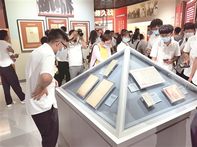 7月7日，為紀念全民族抗戰(zhàn)爆發(fā)84周年，“中流砥柱——中國共產(chǎn)黨抗戰(zhàn)文物專題展”在中國人民抗日戰(zhàn)爭紀念館展出。圖為觀眾在反映抗戰(zhàn)時期黨的重要文件的展柜前駐足參觀。 本報記者 侯顆 攝