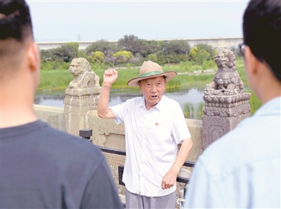圖為親歷“七七事變”的鄭福來老人在北京盧溝橋為游客講述抗戰(zhàn)歷史。 新華社記者 張晨霖 攝