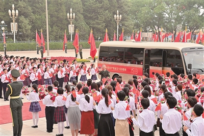 6月29日，慶祝中國(guó)共產(chǎn)黨成立100周年“七一勛章”頒授儀式在北京人民大會(huì)堂金色大廳隆重舉行。這是“七一勛章”獲得者抵達(dá)人民大會(huì)堂。 新華社記者 岳月偉 攝