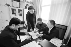 攥緊拳頭“打傘破網(wǎng)”