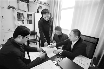 江蘇省淮安市紀(jì)委監(jiān)委審查調(diào)查室干部在討論涉黑涉惡腐敗問題線索。朱寧龍 攝