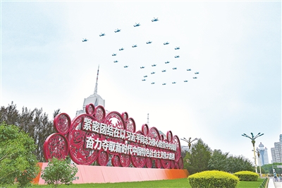 形勢(shì)越是復(fù)雜，挑戰(zhàn)越是嚴(yán)峻，就越需要黨中央發(fā)揮一錘定音、定于一尊的領(lǐng)導(dǎo)作用。圖為7月1日，慶祝中國(guó)共產(chǎn)黨成立100周年大會(huì)在北京天安門(mén)廣場(chǎng)隆重舉行，飛行編隊(duì)飛過(guò)北京上空。 （圖片來(lái)源：人民視覺(jué)）
