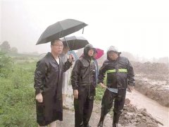 鄭州單日降雨量突破歷史極值 紀(jì)檢監(jiān)察干部積極參與防汛救災(zāi) 暴雨中的守護(hù)