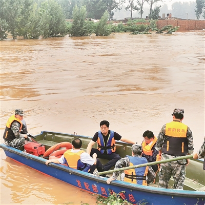 連日來，河南省新鄉(xiāng)市遭遇暴雨襲擊，部分地區(qū)公共交通受阻，群眾被困。新鄉(xiāng)市紀(jì)委監(jiān)委干部沖鋒一線，既督又戰(zhàn)，守護(hù)群眾生命財(cái)產(chǎn)安全。圖為該市紀(jì)檢監(jiān)察干部組成突擊隊(duì)，前往營(yíng)救受困群眾。 王鵬 攝