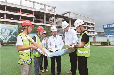 海南省?？谑屑o(jì)委監(jiān)委以全市作風(fēng)整頓建設(shè)年為契機(jī)，督促相關(guān)部門和國(guó)有企業(yè)全面糾治不擔(dān)當(dāng)、不作為等問(wèn)題，助力自貿(mào)港建設(shè)。圖為該市紀(jì)檢監(jiān)察干部走訪?？诮鹑谥行墓こ态F(xiàn)場(chǎng)，了解有關(guān)黨員干部履職盡責(zé)情況。 蘇弼坤 攝