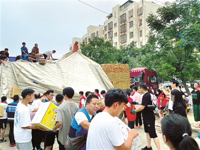 7月21日起，鄭州慈善總會(huì)本部志愿者有序參與物資擺放、分發(fā)。據(jù)不完全統(tǒng)計(jì)，參與志愿者達(dá)500人次，裝卸物資數(shù)百?lài)崱?牛思穎 攝