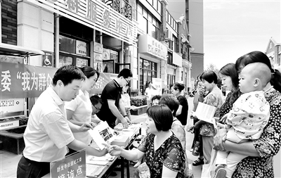 寶雞市金臺區(qū)紀委監(jiān)委通過開展巡回下沉接訪、專項檢查等方式，有效發(fā)現(xiàn)并祛除困擾基層的形式主義、官僚主義作風問題。圖為紀檢監(jiān)察干部在臥龍寺街道三迪社區(qū)向群眾了解有關(guān)情況，收集問題線索。 王生軍 攝