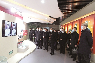 安徽省農(nóng)村信用社聯(lián)合社在查處一系列腐敗案件后，深入開展警示教育，組織全系統(tǒng)干部員工走進(jìn)廉政教育基地，增強(qiáng)廉潔從業(yè)意識(shí)，為防范金融風(fēng)險(xiǎn)筑牢堅(jiān)固的思想屏障。圖為安徽省聯(lián)社組織部分農(nóng)商銀行黨委書記參觀淮南市潘集區(qū)人民法院黨風(fēng)廉政教育展。（資料圖片）