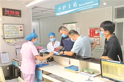 8月18日，河南省滎陽(yáng)市紀(jì)委監(jiān)委駐市衛(wèi)健委紀(jì)檢監(jiān)察組干部深入醫(yī)院一線開展督導(dǎo)檢查，督促相關(guān)職能部門和醫(yī)院壓實(shí)疫情防控責(zé)任，確保各項(xiàng)防控措施落實(shí)落細(xì)。張高 攝