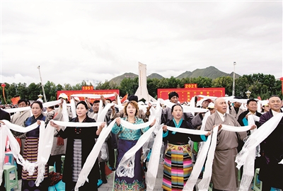 8月19日，西藏各族各界干部群眾2萬多人歡聚在拉薩布達(dá)拉宮廣場，熱烈慶祝西藏和平解放70周年。圖為慶祝西藏和平解放70周年大會現(xiàn)場