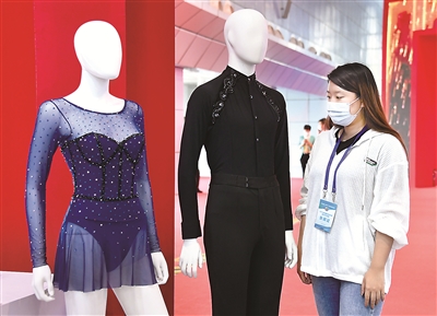 圖為北京科技周活動(dòng)主場(chǎng)室內(nèi)主題展區(qū)中展出的高性能多功能冬奧服裝服飾。 新華社記者 任超 攝
